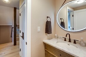 Condo w/ Lake Views - 1 Mi to Diamond Peak Ski!