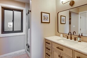 Condo w/ Lake Views - 1 Mi to Diamond Peak Ski!