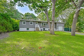 Hampton Bays Retreat: Walk to Squires Beach!