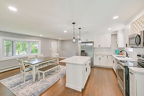 Hampton Bays Retreat: Walk to Squires Beach!