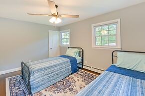 Hampton Bays Retreat: Walk to Squires Beach!