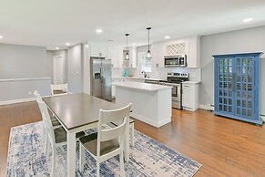 Hampton Bays Retreat: Walk to Squires Beach!