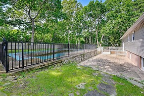 Hampton Bays Retreat: Walk to Squires Beach!