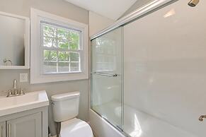 Hampton Bays Retreat: Walk to Squires Beach!