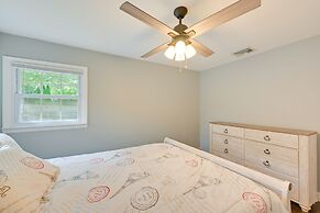 Hampton Bays Retreat: Walk to Squires Beach!