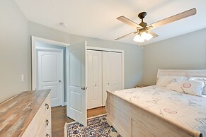 Hampton Bays Retreat: Walk to Squires Beach!