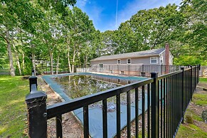 Hampton Bays Retreat: Walk to Squires Beach!