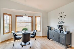 Luxury 'prairie Retreat': 5 Min From Madison!