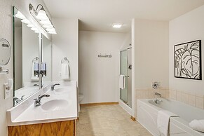 Luxury 'prairie Retreat': 5 Min From Madison!