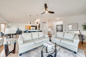 Luxury 'prairie Retreat': 5 Min From Madison!