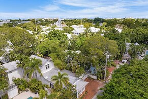 Monkey House by Avantstay Pool, by Duval Street