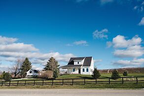 Engle Farmhouse 5BDR Vineyard Views