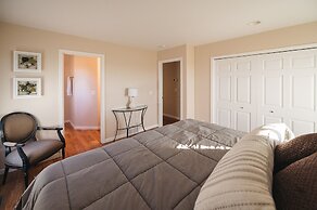 Engle Farmhouse 5BDR Vineyard Views