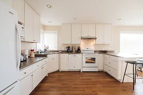 Engle Farmhouse 5BDR Vineyard Views