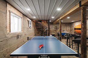 Engle Farmhouse 5BDR Vineyard Views