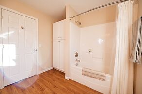 Engle Farmhouse 5BDR Vineyard Views