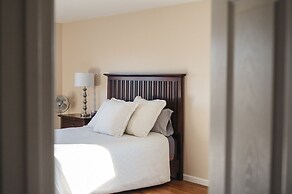 Engle Farmhouse 5BDR Vineyard Views