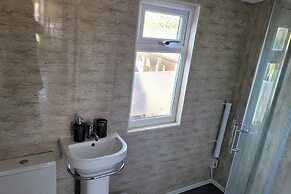 Bright & Homely Apartment