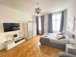 City Apartment - 5 min to Metro
