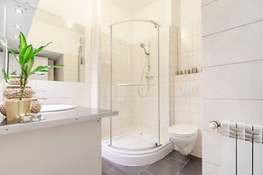 City Apartment - 5 min to Metro