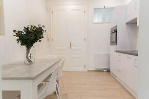 City Apartment - 5 min to Metro