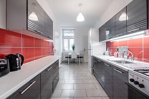 City Apartment - 5 min to Metro