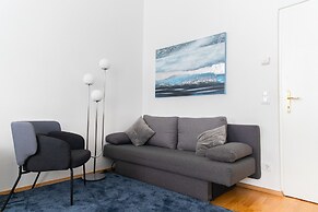 City Apartment - 5 min to Metro