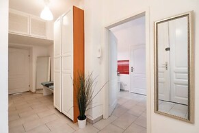City Apartment - 5 min to Metro