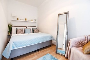 City Apartment - 5 min to Metro