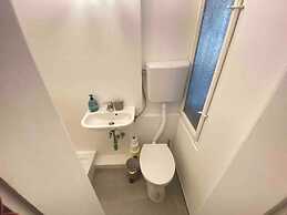 City Apartment - 5 min to Metro