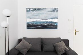 City Apartment - 5 min to Metro