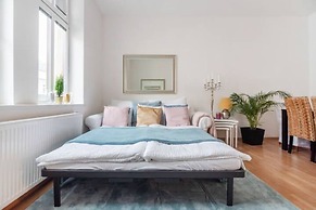 City Apartment - 5 min to Metro