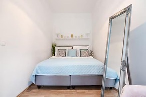 City Apartment - 5 min to Metro