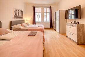 City Apartment - 5 min to Metro