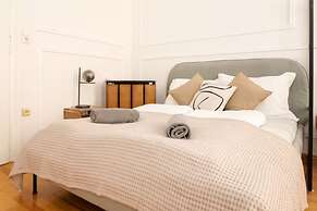 City Apartment - 5 min to Metro