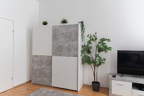 City Apartment - 5 min to Metro