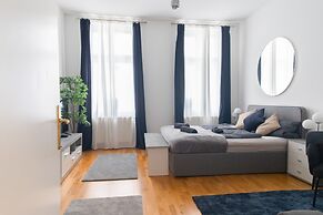 City Apartment - 5 min to Metro
