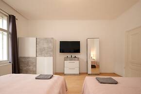 City Apartment - 5 min to Metro