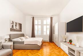 City Apartment - 5 min to Metro