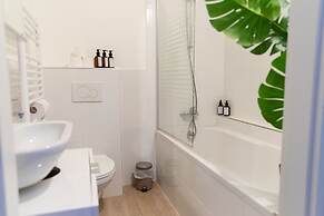 City Apartment - 5 min to Metro