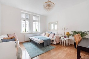City Apartment - 5 min to Metro