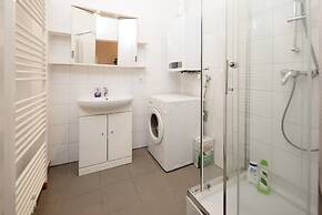 City Apartment - 5 min to Metro