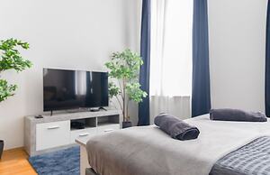 City Apartment - 5 min to Metro