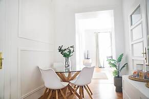 City Apartment - 5 min to Metro