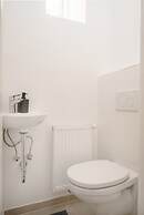 City Apartment - 5 min to Metro