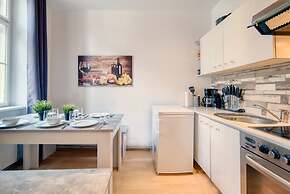 City Apartment - 5 min to Metro