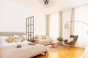 City Apartment - 5 min to Metro