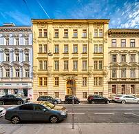 City Apartment - 5 min to Metro