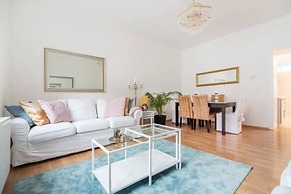 City Apartment - 5 min to Metro