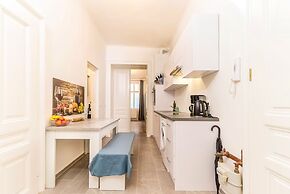 City Apartment - 5 min to Metro